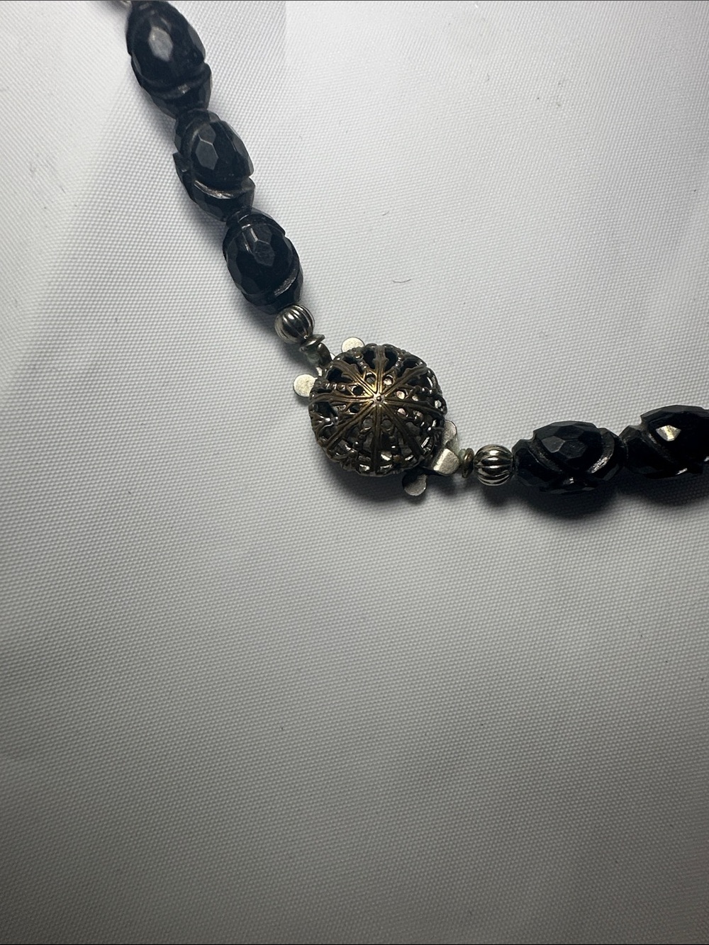 🖤✨ Vintage Black Iridescent Beaded Necklace ✨🖤 - Picture 4 of 7